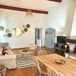 Villa dans un cadre verdoyant , piscine et jardin