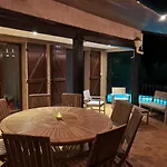 Villa dans un cadre verdoyant , piscine et jardin