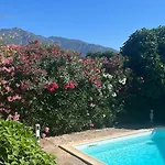 Villa dans un cadre verdoyant , piscine et jardin