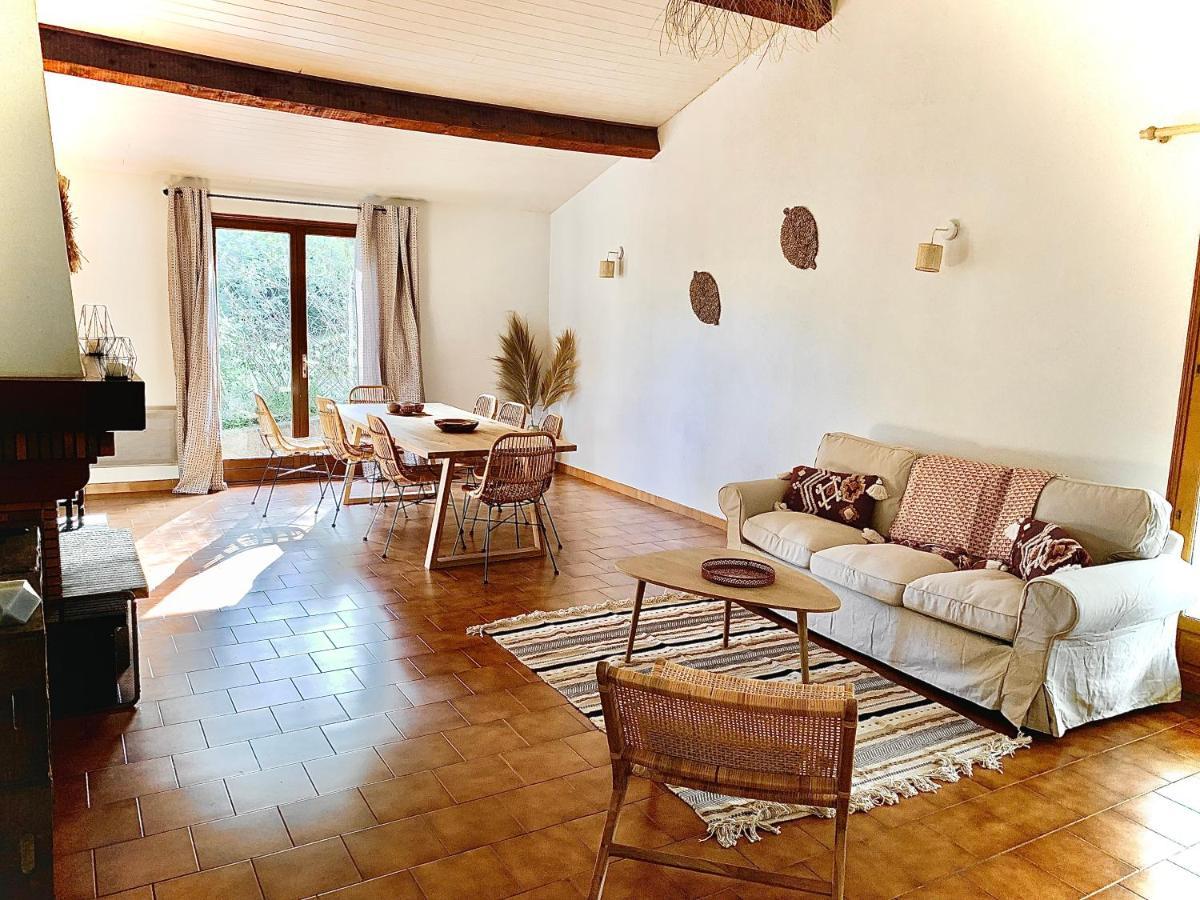 Dans Un Cadre Verdoyant , Piscine Et Jardin Villa