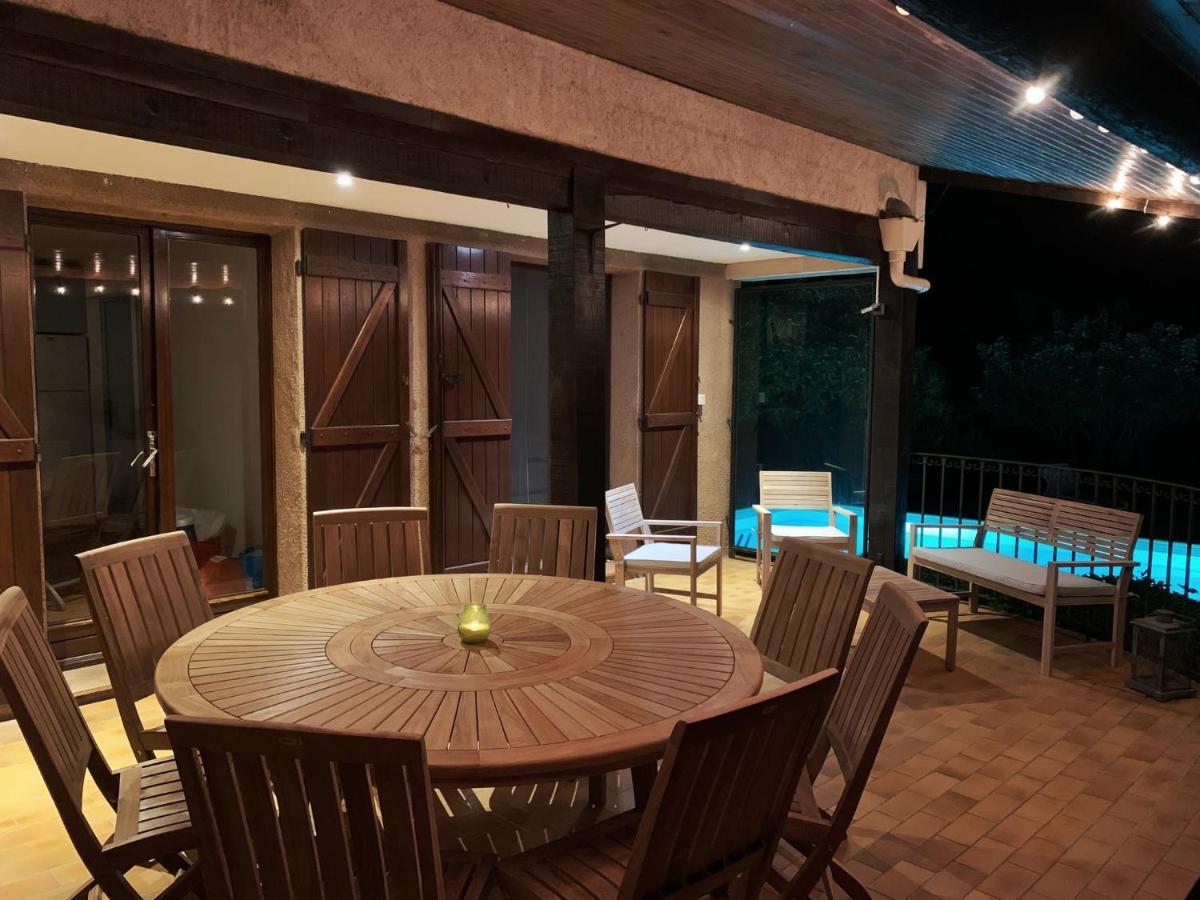 Dans Un Cadre Verdoyant , Piscine Et Jardin Villa *