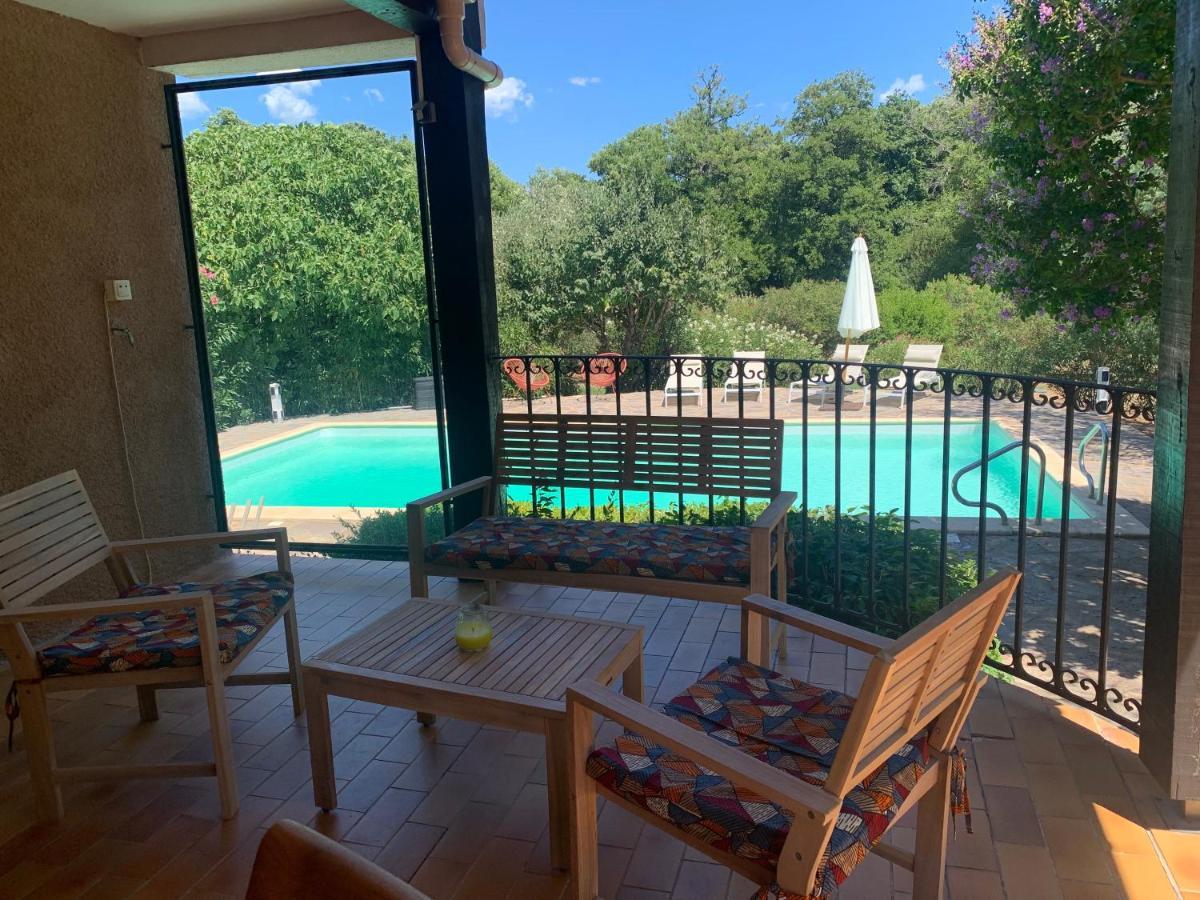 Villa Dans Un Cadre Verdoyant , Piscine Et Jardin *